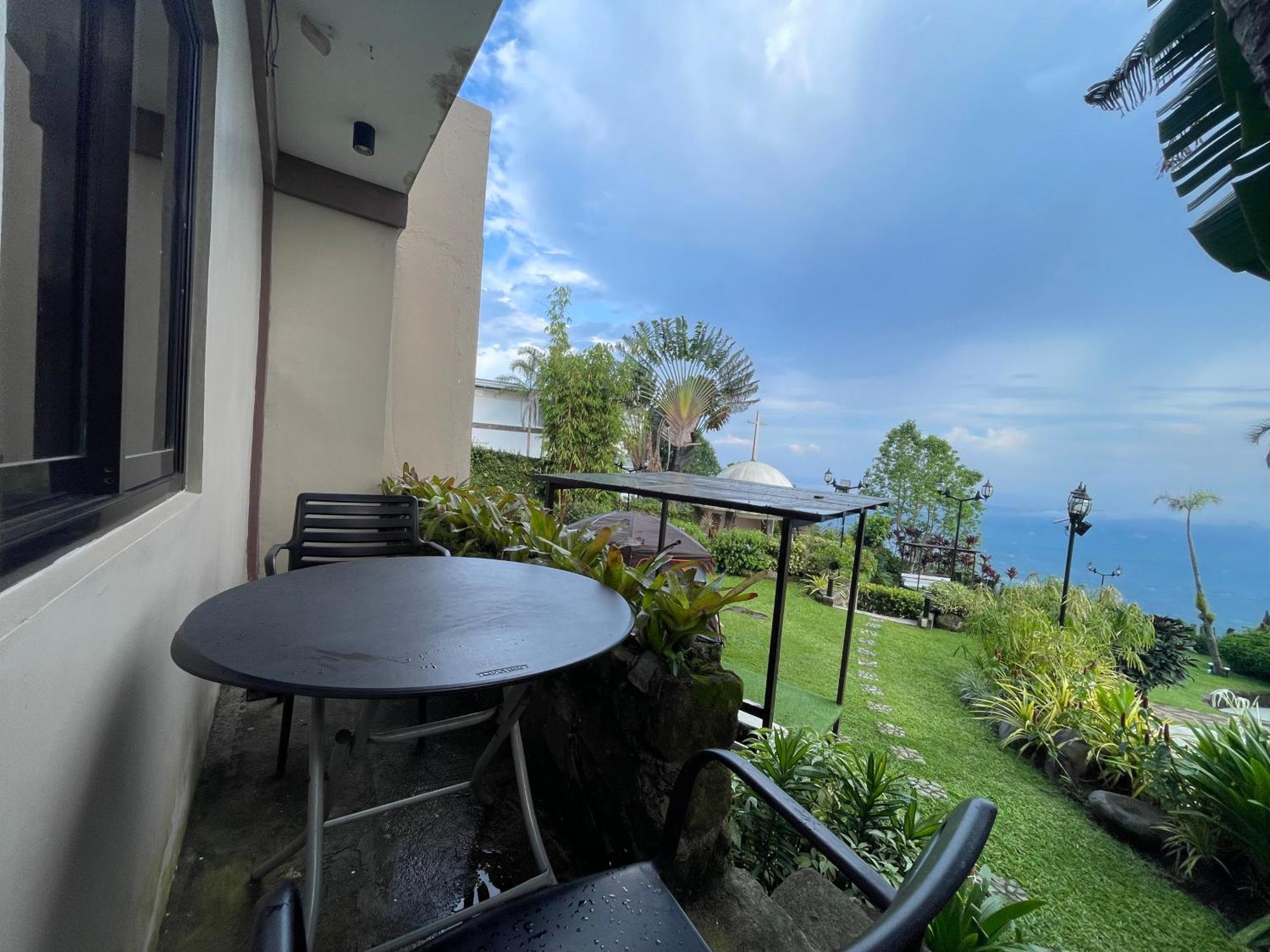 The Lakeview Suites Tagaytay City Exterior photo